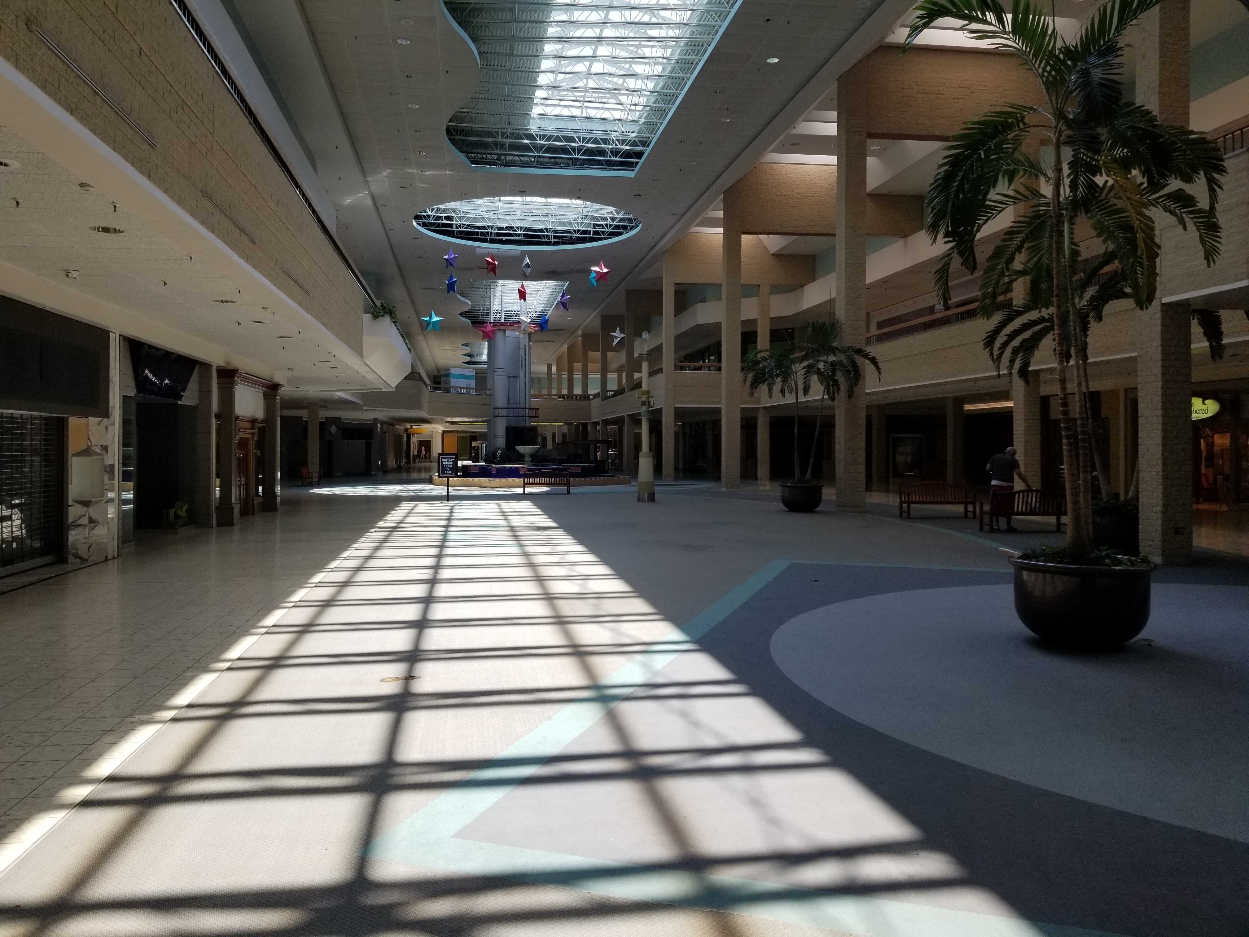 Malls usa. Dead Mall. Торговый центр Century 3 Манхолл, Пенсильвания. Neon Palm Mall.